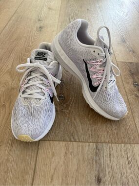 Nike Women’s Air Zoom Winflo 5 / Size 7